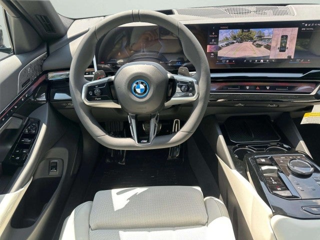 2027 BMW 550e 550e xDrive