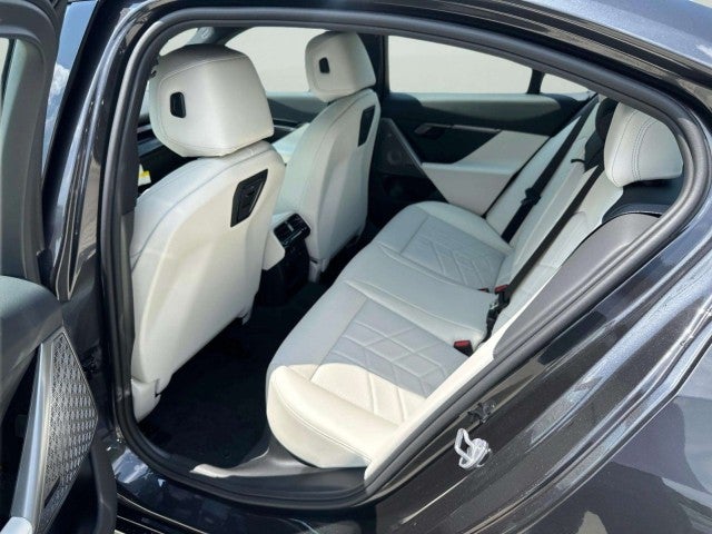 2027 BMW 550e 550e xDrive