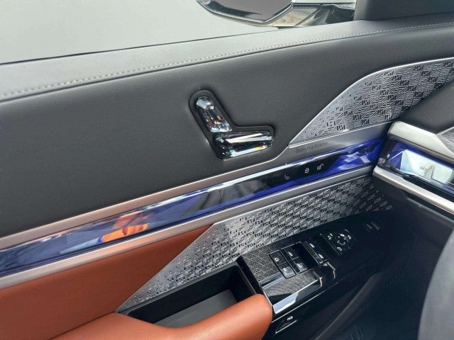 2025 BMW 740i 740i