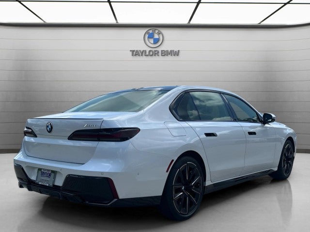 2025 BMW 740i 740i