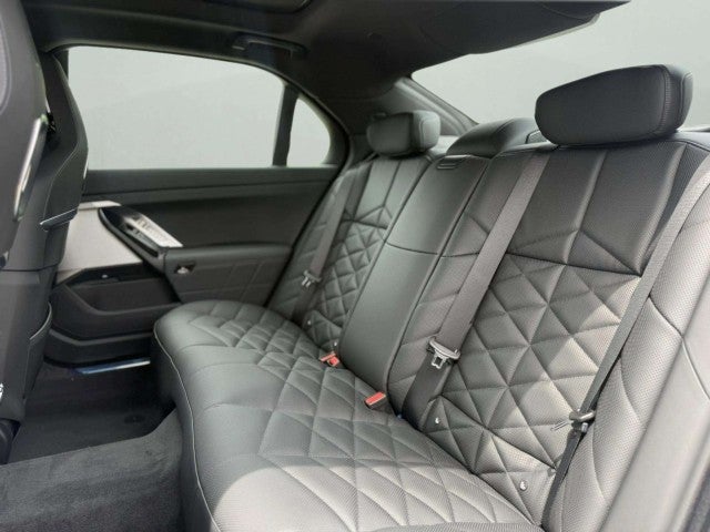 2026 BMW 740i 740i