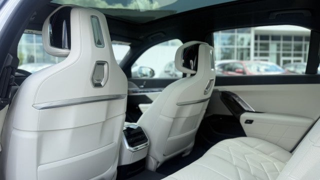 2026 BMW 740i 740i
